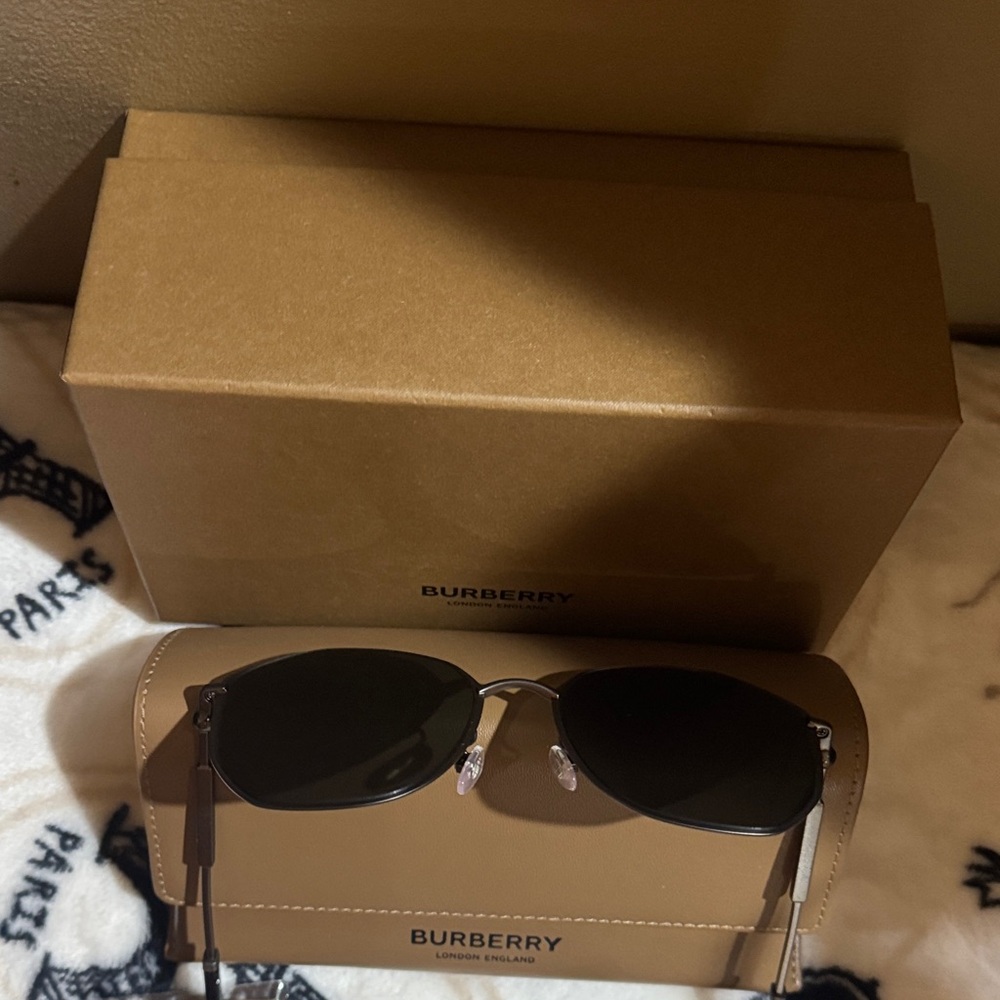 NWT Burberry Dark Gray & Black Round Sunglasses - Picture 9 of 9